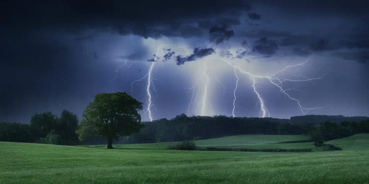 Après une semaine de chaleur la France sapprête à subir de violents orages ce week end Grêle rafales et risque de tornade sont annoncés   Viral Mag