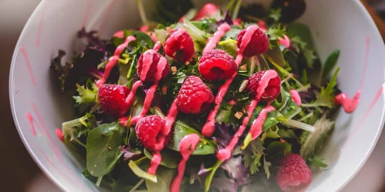Osez la Vinaigrette Framboise pour Sublimer vos Salades ! - Viral Mag Découvrez notre recette de vinaigrette framboise facile et rapide Apportez une touche doriginalité à vos salades pour épater vos invités Conseils et astuces pour la réussir à tous les coups Viral Mag