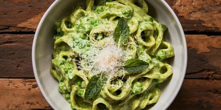 Découvrez notre recette de pâtes fusilli à la sauce crémeuse de petits pois et menthe un plat végétarien riche en saveurs printanières Simple et rapide à préparer    Viral Mag