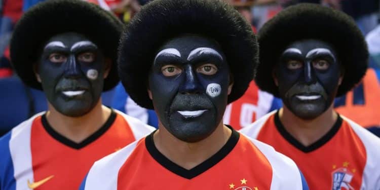 Polémique aux Pays-Bas : Des supporters déguisés en Ruud Gullit sèment la controverse - Viral Mag Des supporters hollandais se déguisent en Ruud Gullit avec un blackface à lEuro 2024 déclenchant un débat houleux sur le racisme dans le football Viral Mag