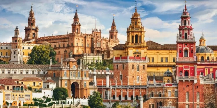 Que Faire et Voir à Séville en 3 Jours : Guide Complet - Viral Mag Découvrez les incontournables de Séville en 3 jours lAlcazar la Cathédrale le quartier de Triana et bien plus encore Notre guide vous dévoile les meilleurs conseils pour un séjour andalou inoubliable Viral Mag