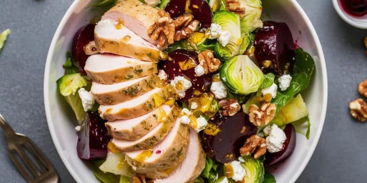 Salade Anti-Inflammatoire au Poulet et Betteraves Rouges - Viral Mag Découvrez notre recette de salade au poulet et betteraves rouges aux propriétés anti inflammatoires Simple rapide et délicieuse Viral Mag
