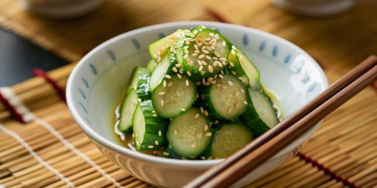 Salade de concombre japonaise : fraîcheur et saveurs en un rien de temps - Viral Mag Découvrez la recette facile et savoureuse de la salade de concombre japonaise sunomono Un plat dété léger et rafraîchissant à déguster sans modération Viral Mag