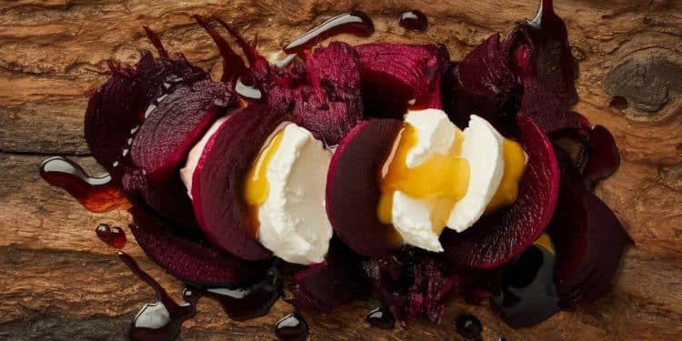 Smashed beets, le nouveau hit de l’été qui va épater vos invités - Viral Mag Découvrez la recette ultra tendance des smashed beets au fromage de chèvre et au miel épicé Un coup de foudre gustatif garanti Viral Mag