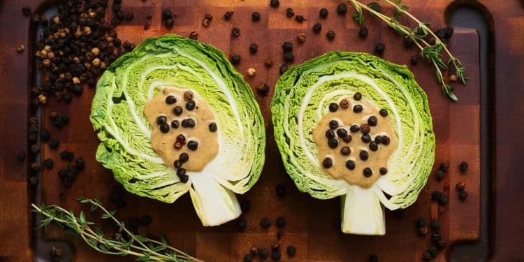 Steaks de Chou au Poivre : La Révolution Végétarienne - Viral Mag Découvrez la recette révolutionnaire des steaks de chou au poivre une version végétarienne audacieuse et savoureuse du classique steak au poivre Viral Mag