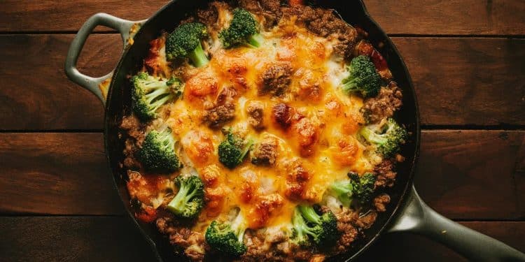 Un Délicieux Gratin de Boeuf Haché au Fromage et Brocoli - Viral Mag Découvrez notre recette facile et rapide de gratin de boeuf haché au fromage et brocoli le plat réconfort parfait à partager en famille Prêt en 30 minutes Viral Mag