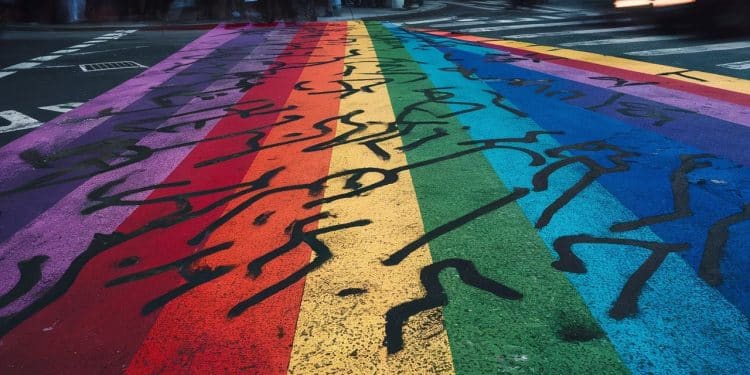 Un Passage Piéton Arc-en-Ciel Dégradé à Lyon : Symbole de Tolérance Menacé - Viral Mag Inauguré pour le Mois des Fiertés le passage piéton arc en ciel de Lyon a été vandalisé avant même son dévoilement officiel Un acte qui soulève des questions sur lacceptation de la communauté LGBTQIA+ Viral Mag