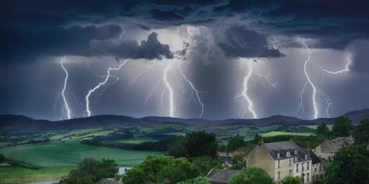 Le temps sera instable lundi sur une bonne partie nord de la France avec des averses orageuses localement fortes Le sud profitera dun temps plus ensoleillé mais lourd   Viral Mag
