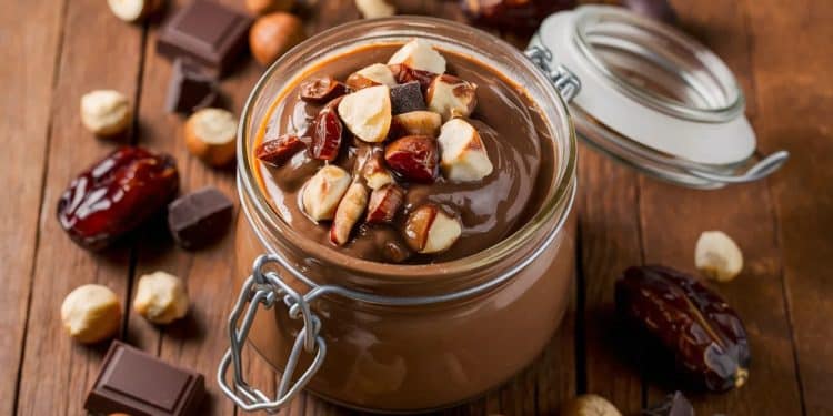 Une Recette Saine et Gourmande : le Nutella Maison - Viral Mag Découvrez notre recette simple et saine de Nutella maison pour un plaisir gourmand sans culpabilité Aux noisettes et au chocolat noir naturellement sucré aux dattes Viral Mag