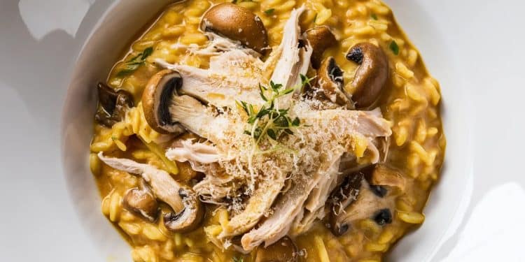 Découvrez comment réaliser un risotto au poulet et aux champignons incroyablement savoureux et onctueux en suivant notre recette pas à pas   Viral Mag