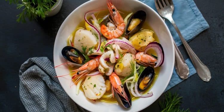 Une Salade de Fruits de Mer Rafraîchissante et Délicieuse Pour l’Été - Viral Mag Découvrez notre recette de salade de fruits de mer un plat estival léger sain et savoureux Crevettes pétoncles calmars et moules fumées sallient dans une vinaigrette acidulée et croquante Viral Mag