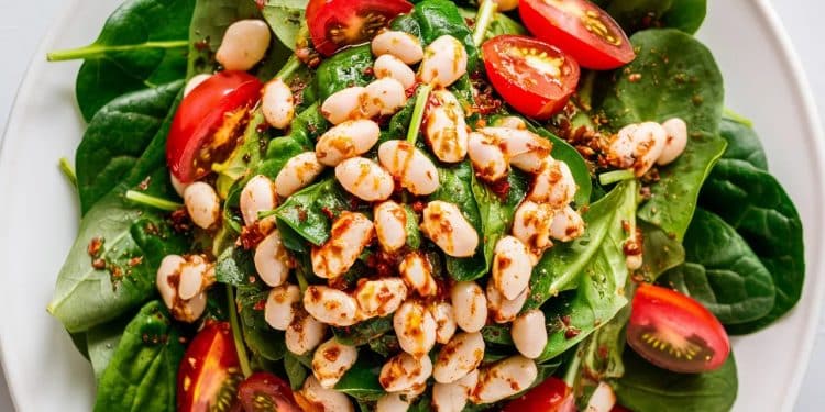 Une Salade Épicée de Haricots Blancs et d’Épinards pour un Repas Nutritif - Viral Mag Découvrez notre recette savoureuse et saine de salade épicée aux haricots blancs et aux épinards parfaite pour un déjeuner ou un dîner rapide et équilibré Riche en fibres et en protéines végétales Viral Mag