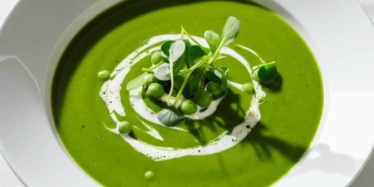 Une Soupe de Pois Délicieuse et Nourrissante pour Toutes les Saisons - Viral Mag Découvrez notre recette simple et savoureuse de soupe de pois idéale pour se réchauffer en hiver ou se rafraîchir en été Riche en fibres et en protéines végétales Viral Mag