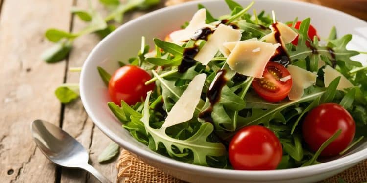 30 Recettes Fraîches et Savoureuses à Base de Roquette - Viral Mag Découvrez notre sélection des 30 meilleures recettes mettant à lhonneur la roquette cette salade aux feuilles poivrées Des idées fraîches et gourmandes pour égayer vos repas Viral Mag