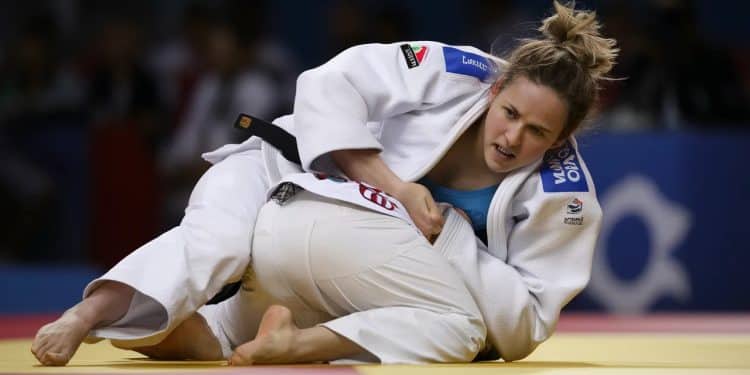 Amandine Buchard médaillée dargent à Tokyo sest qualifiée pour les demi finales des  52 kg dans une ambiance électrique à lArena Champ de Mars Une opportunité de reconquête olympique   Viral Mag