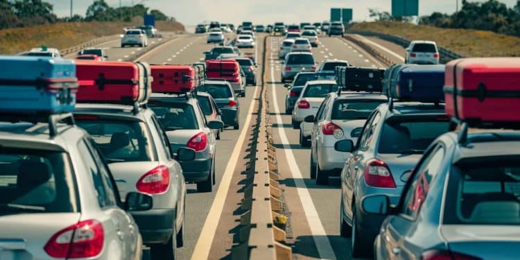 Bison Futé prévoit un samedi rouge dans le sens des départs pour ce premier week end de congés scolaires Découvrez les axes à éviter et nos conseils pour un départ en toute sérénité   Viral Mag