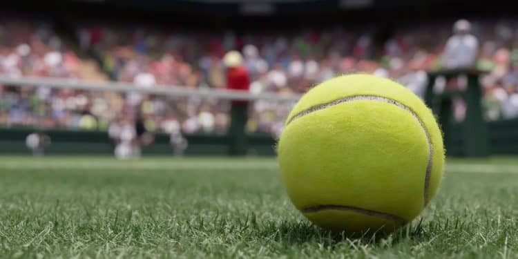 Carlos Alcaraz débute avec difficulté à Wimbledon - Viral Mag Malgré une victoire au premier tour le tenant du titre Carlos Alcaraz a dû batailler pour simposer face à un adversaire surprenant Viral Mag