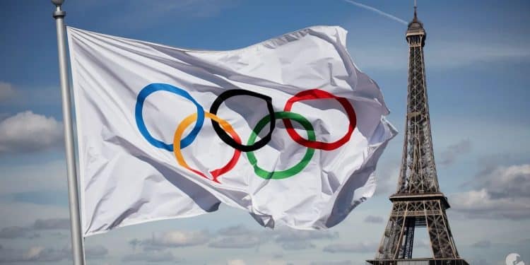 Surprise lors de louverture des Jeux Olympiques de Paris 2024  le drapeau olympique a été hissé à lenvers au Trocadéro suscitant stupéfaction et interrogations   Viral Mag