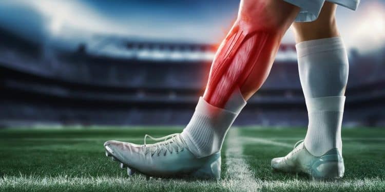 Manchester United a du souci à se faire Leur nouvelle recrue Leny Yoro sest blessée à la cuisse lors dun match amical contre Arsenal Un premier revers pour le jeune défenseur de 18 ans   Viral Mag