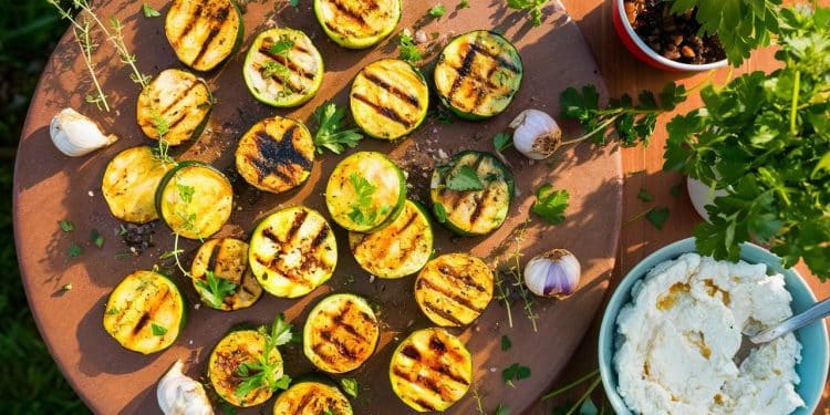 Découvrez notre recette estivale de courgettes rôties accompagnées dune onctueuse ricotta fouettée aux herbes fraîches Un plat végétarien sain et savoureux à déguster sans modération    Viral Mag