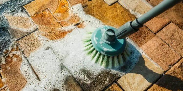 Apprenez les astuces et techniques simples pour nettoyer votre terrasse pavée sans effort Des solutions efficaces pour raviver vos pavés   Viral Mag