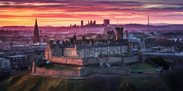Découvrez Édimbourg, la Capitale Écossaise aux Mille Visages - Viral Mag Explorez les ruelles médiévales les monuments emblématiques et les panoramas à couper le souffle dÉdimbourg une ville fascinante à découvrir en 3 jours Viral Mag
