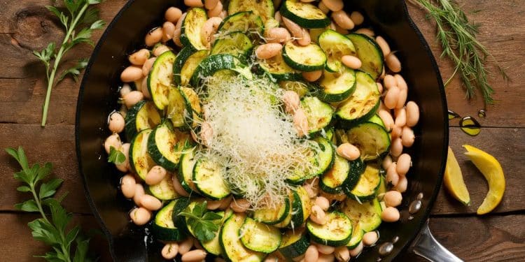 Délicieuses Courgettes et Haricots Blancs Sautés à Déguster - Viral Mag Découvrez notre recette estivale de courgettes et haricots blancs sautés facile à préparer et riche en saveurs Un plat végétarien sain et gourmand    Viral Mag