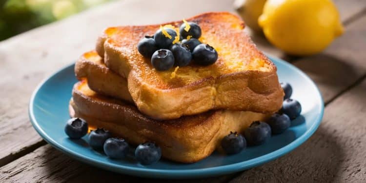 Délicieux Pain Perdu Citron-Myrtilles au Four - Viral Mag Découvrez notre recette étonnante de pain perdu citron myrtille cuit au four pour épater vos invités au petit déjeuner Viral Mag