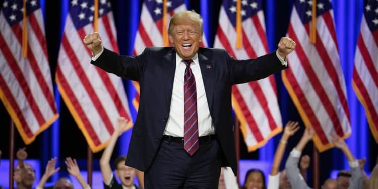 Donald Trump confiant pour une « victoire incroyable » en novembre - Viral Mag Malgré lattaque dont il a réchappé Donald Trump prédit une victoire écrasante à la présidentielle face à un Biden affaibli Viral Mag