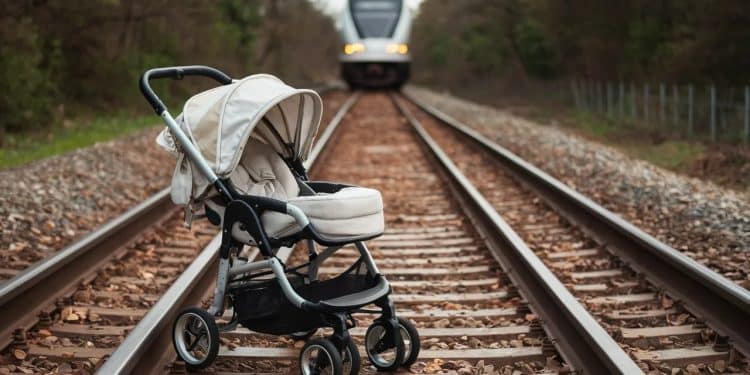 Drame en Australie : Landau Tombe sur Voie, Jumelle Survit - Viral Mag Un tragique accident sest produit dimanche en Australie quand un landau occupé par des jumelles a basculé sur une voie ferrée peu avant larrivée dun train Retour sur le déroulé Viral Mag