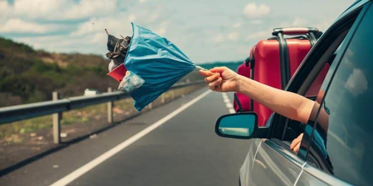 Incivilités sur la Route : Les Jeunes Français Pointés du Doigt - Viral Mag Une étude révèle que les jeunes Français jettent plus de déchets par la fenêtre de leur voiture que leurs aînés lors des trajets de vacances   Viral Mag