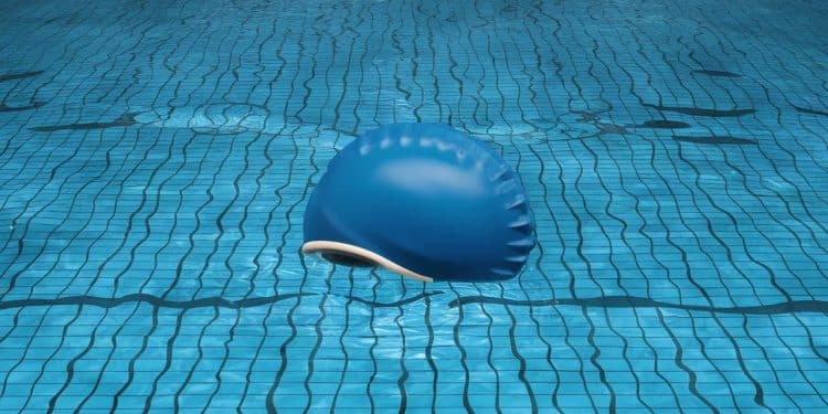 Incroyable : Un Plongeur Volontaire Récupère Un Bonnet Au Fond Du Bassin Olympique - Viral Mag Les JO Paris 2024 ont pris une tournure inattendue quand un homme en slip de bain a plongé pour récupérer un bonnet échoué dans le bassin Viral Mag