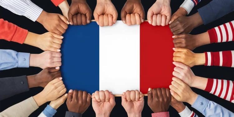 La campagne « Nous sommes la France » fait polémique pour la fête nationale - Viral Mag La campagne Nous sommes la France promue par lArcom pour le 14 juillet divise lopinion en mettant en avant la diversité de la société française Découvrez les réactions Viral Mag
