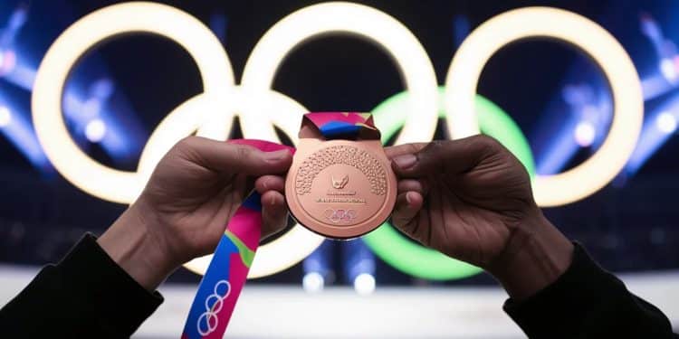 Shirine Boukli remporte la première médaille de la délégation française aux JO de Paris 2024 et a lhonneur de rencontrer Zinédine Zidane Découvrez les coulisses de cet instant magique   Viral Mag