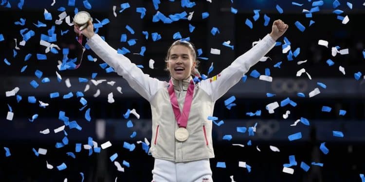 La Médaille d’Argent de Sara Balzer : Une Fierté Olympique - Viral Mag Sara Balzer sabreuse française savoure sa médaille dargent aux Jeux Olympiques de Paris 2024 Un exploit personnel et une inspiration pour la jeunesse Viral Mag