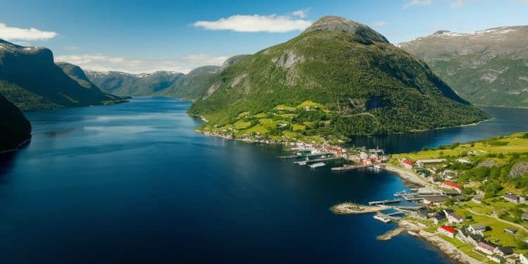 La Norvège, la nouvelle destination fraîcheur des vacanciers - Viral Mag Fuyez la canicule et partez en quête de fraîcheur en Europe du Nord la Norvège séduit de plus en plus les touristes avec ses paysages verdoyants et son climat tempéré Viral Mag