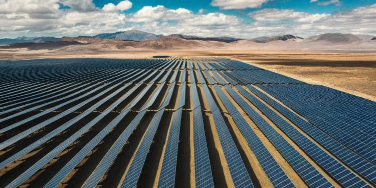 Le Chili inaugure la plus grande centrale solaire du pays - Viral Mag Découvrez comment le Chili se hisse parmi les champions mondiaux de lénergie renouvelable avec sa nouvelle centrale solaire géante Viral Mag