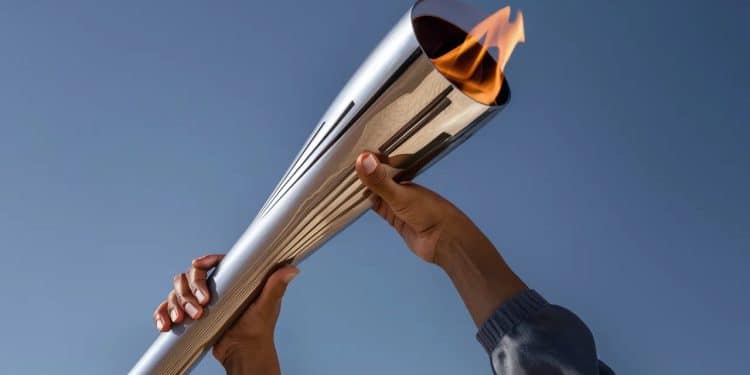Le designer Mathieu Lehanneur, artisan de la torche olympique - Viral Mag Mathieu Lehanneur designer de renom relève le défi de concevoir la torche olympique pour les JO de Paris 2024 Un symbole porteur despoir et dunité Viral Mag