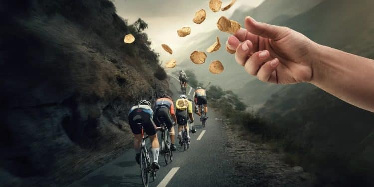 Le geste fou d’un spectateur sur le Tour de France - Viral Mag Un spectateur ivre a lancé des chips sur les deux favoris du Tour de France Tadej Pogacar et Jonas Vingegaard lors de lascension du Pla dAdet Viral Mag