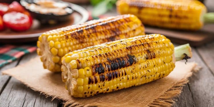 Le maïs grillé à l’ail, la recette idéale pour vos soirées d’été - Viral Mag Découvrez notre recette facile et savoureuse de maïs grillé à lail et aux fines herbes parfaite pour épater vos convives lors de vos barbecues estivaux Viral Mag