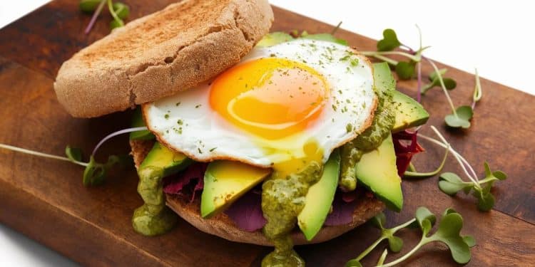 Le Sandwich Petit-Déjeuner Pesto Vert : Un Délice Végétarien Complet - Viral Mag Découvrez notre recette de sandwich petit déjeuner au pesto vert une option végétarienne savoureuse et équilibrée pour bien commencer la journée Viral Mag