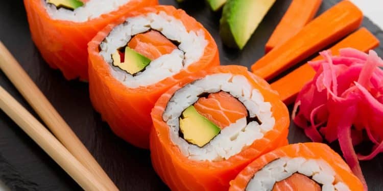 Les Rouleaux Sushis au Saumon Épicé : Un Délice Asiatique Facile à Réaliser - Viral Mag Découvrez notre recette simple et savoureuse de rouleaux sushis au saumon épicé Un plat healthy et gourmand qui ravira vos papilles Viral Mag