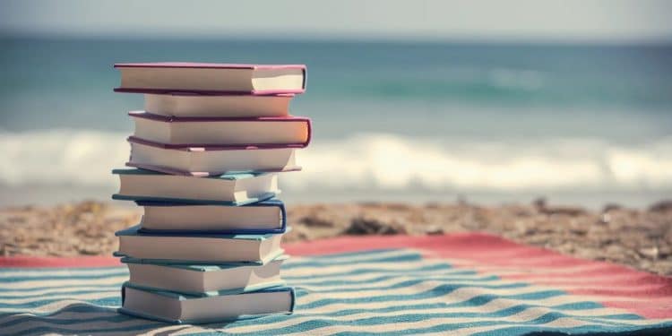 Livres de poche : 10 lectures indispensables à glisser dans votre valise - Viral Mag Découvrez notre sélection de 10 livres de poche à emporter pour des vacances littéraires réussies Romans récits poésie  il y en a pour tous les goûts    Viral Mag