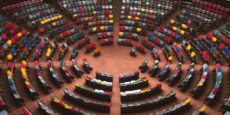 Macron et les députés : une nouvelle donne pour l’Assemblée - Viral Mag Après les élections législatives Emmanuel Macron doit composer avec une Assemblée morcelée Les partis politiques se repositionnent dans ce nouveau paysage Viral Mag