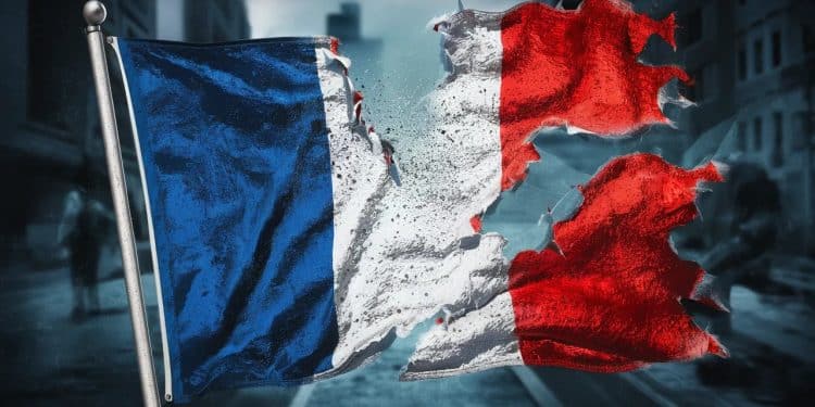 À Nantes des manifestants anti RN ont caillassé un appartement et arraché un drapeau français Un acte de vandalisme symptomatique dune radicalisation inquiétante   Viral Mag