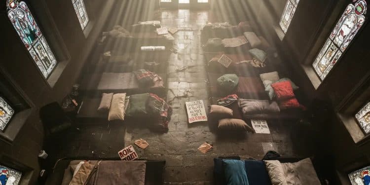 Marseille : Des Migrants Occupent une Église sur le Vieux Port - Viral Mag Depuis le week end dernier une cinquantaine de migrants occupent léglise Saint Ferréol sur le Vieux Port de Marseille pour protester contre leur expulsion annoncée de quatre squats   Viral Mag