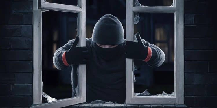 Montpellier (34) : Un cambriolage qui tourne mal pour un Marocain sans papiers - Viral Mag Le samedi 13 juillet à Montpellier un couple de SDF surprend un cambrioleur Marocain en situation irrégulière qui les menace avec un couteau Le suspect est interpellé 4 heures plus tard en voulant voler leur voiture Viral Mag