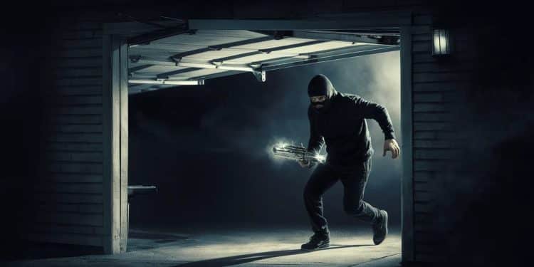 À Bobigny un policier hors service ouvre le feu sur un homme sétant introduit dans le garage de sa grand mère Lindividu un migrant clandestin algérien succombe à ses blessures Lagent est placé en détention provisoire   Viral Mag