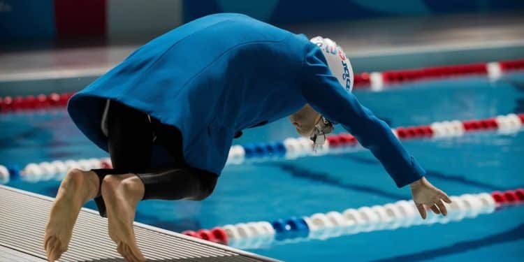 Pourquoi les nageurs portent une doudoune avant les courses ? - Viral Mag Depuis le début des épreuves de natation aux JO 2024 on voit de nombreux nageurs arriver avec une doudoune sur le dos juste avant de plonger Découvrez les raisons étonnantes derrière cette pratique   Viral Mag