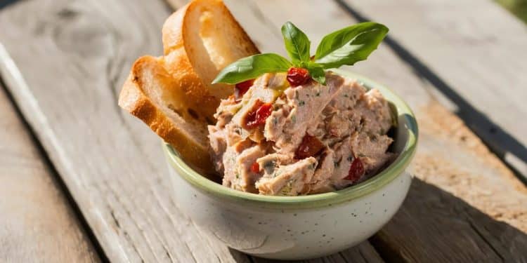 Découvrez notre délicieuse recette de rillettes de thon relevées aux tomates séchées et piment dEspelette parfaites pour un apéro convivial et ensoleillé   Viral Mag